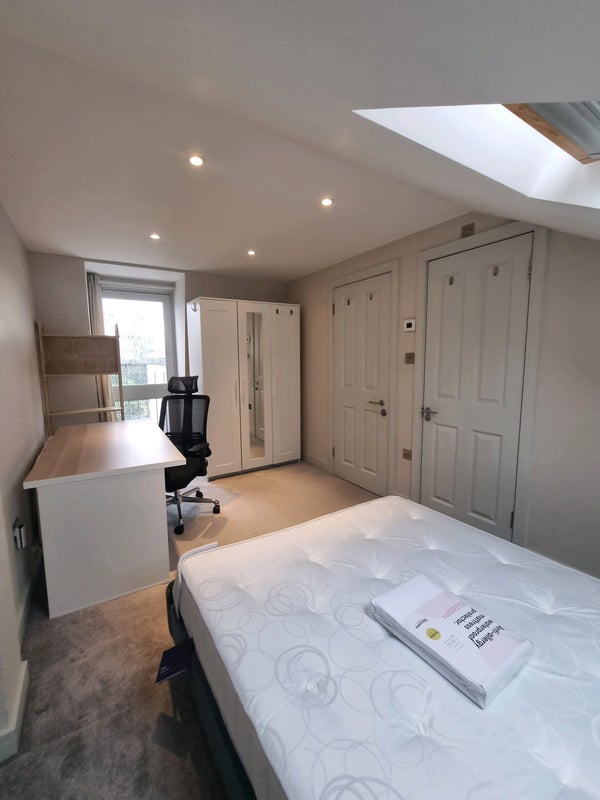 Room Trevelyan Road in Greater London
