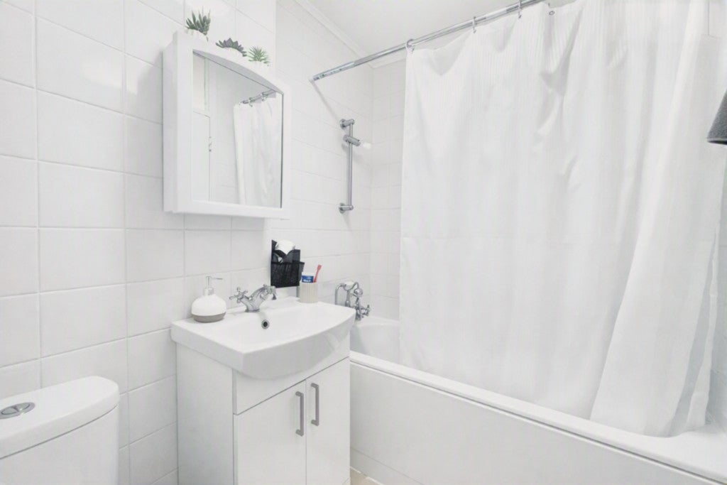 Flat Putney Hill in Greater London