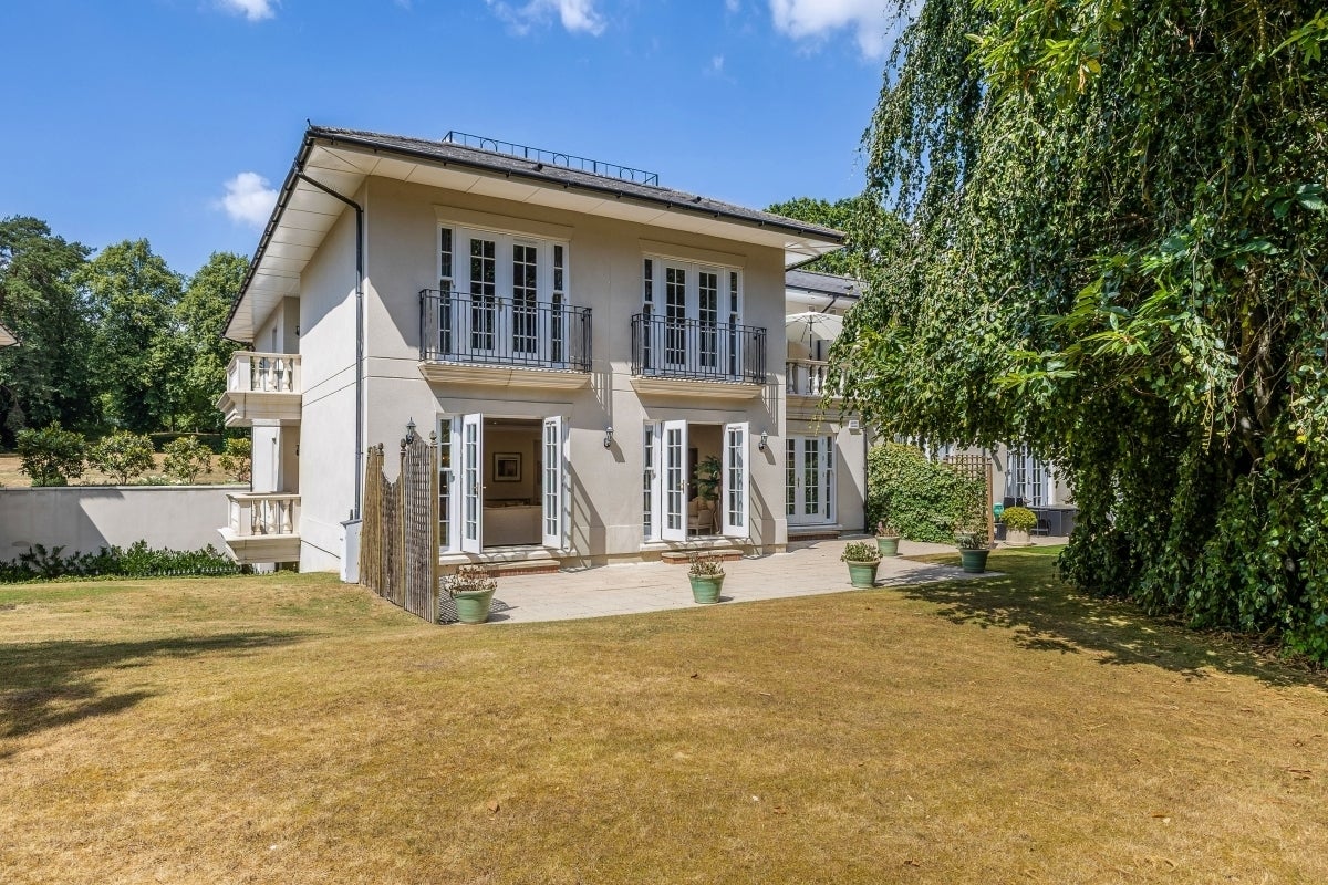 Flat Brookshill Drive in Greater London