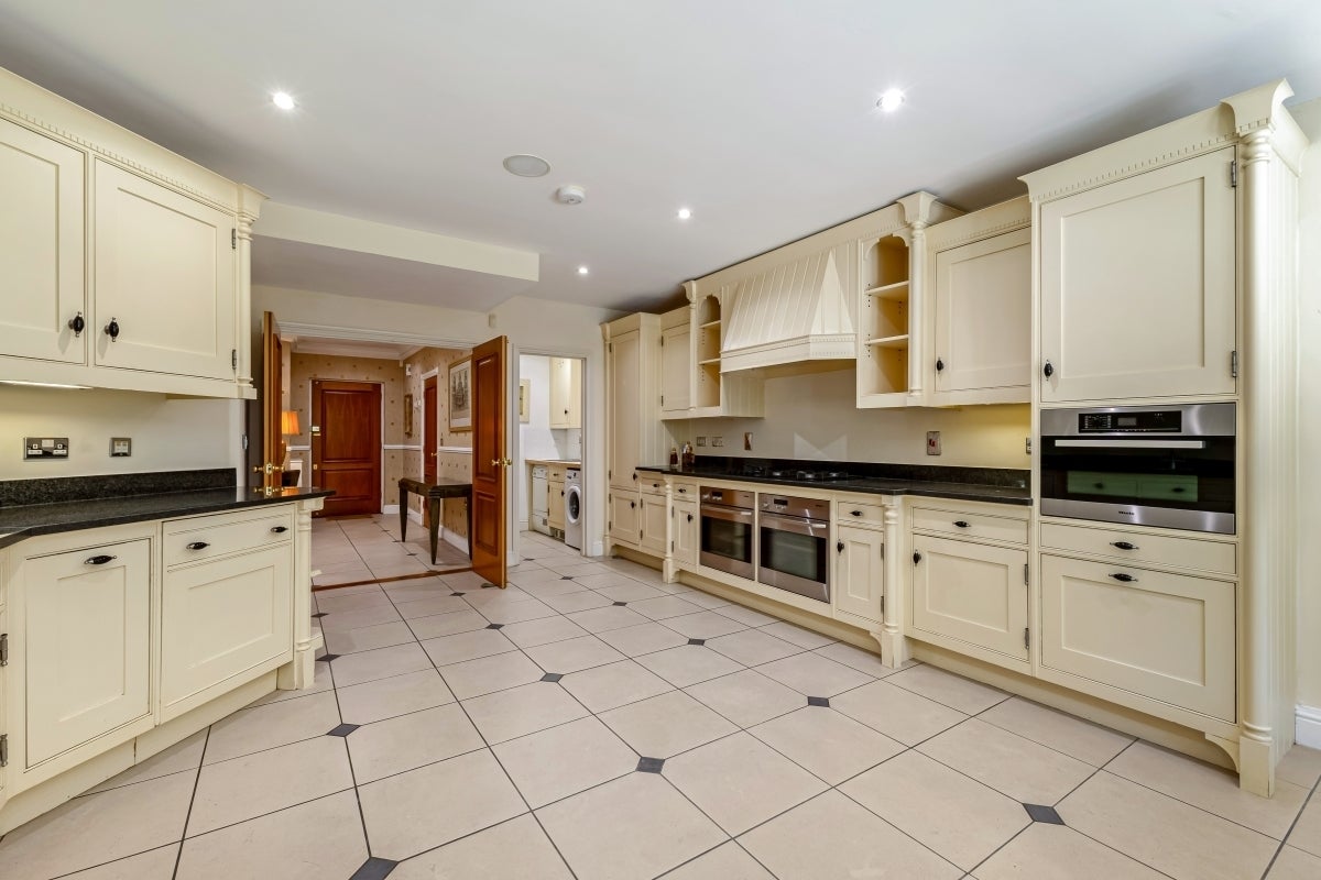 Flat Brookshill Drive in Greater London