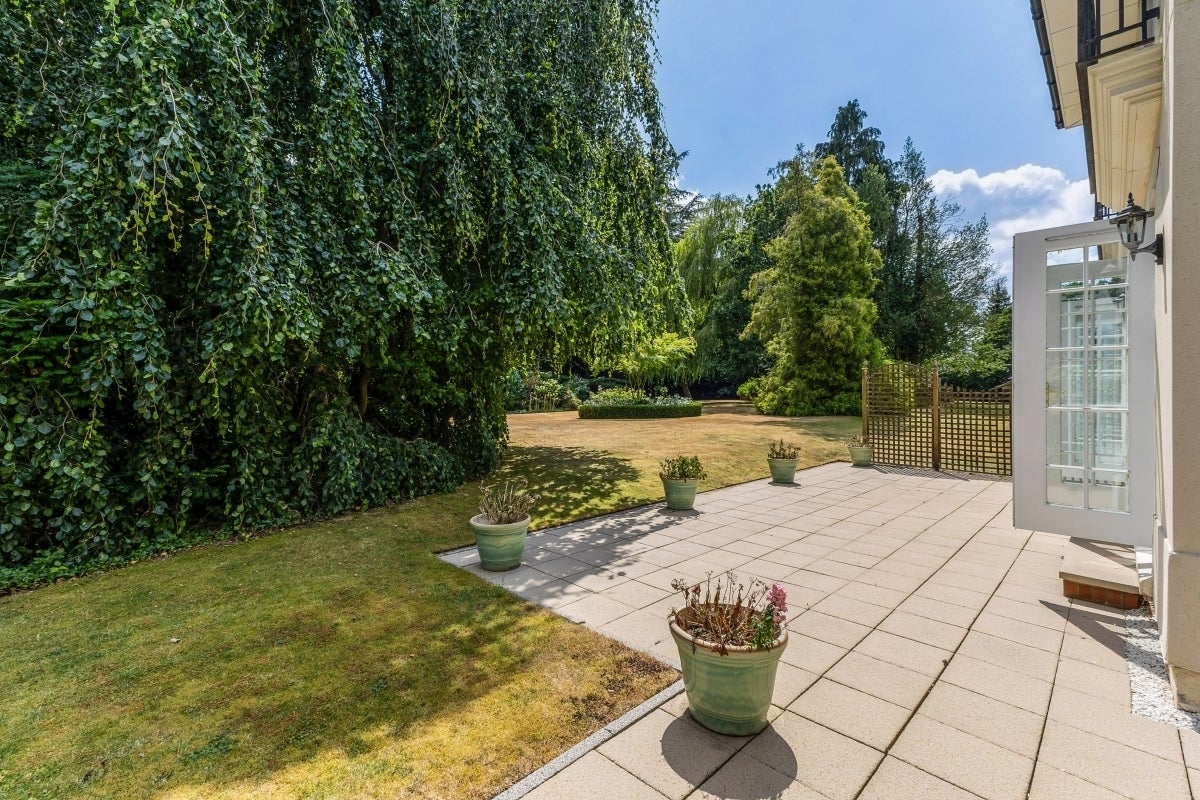 Flat Brookshill Drive in Greater London