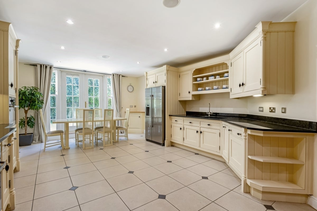 Flat Brookshill Drive in Greater London