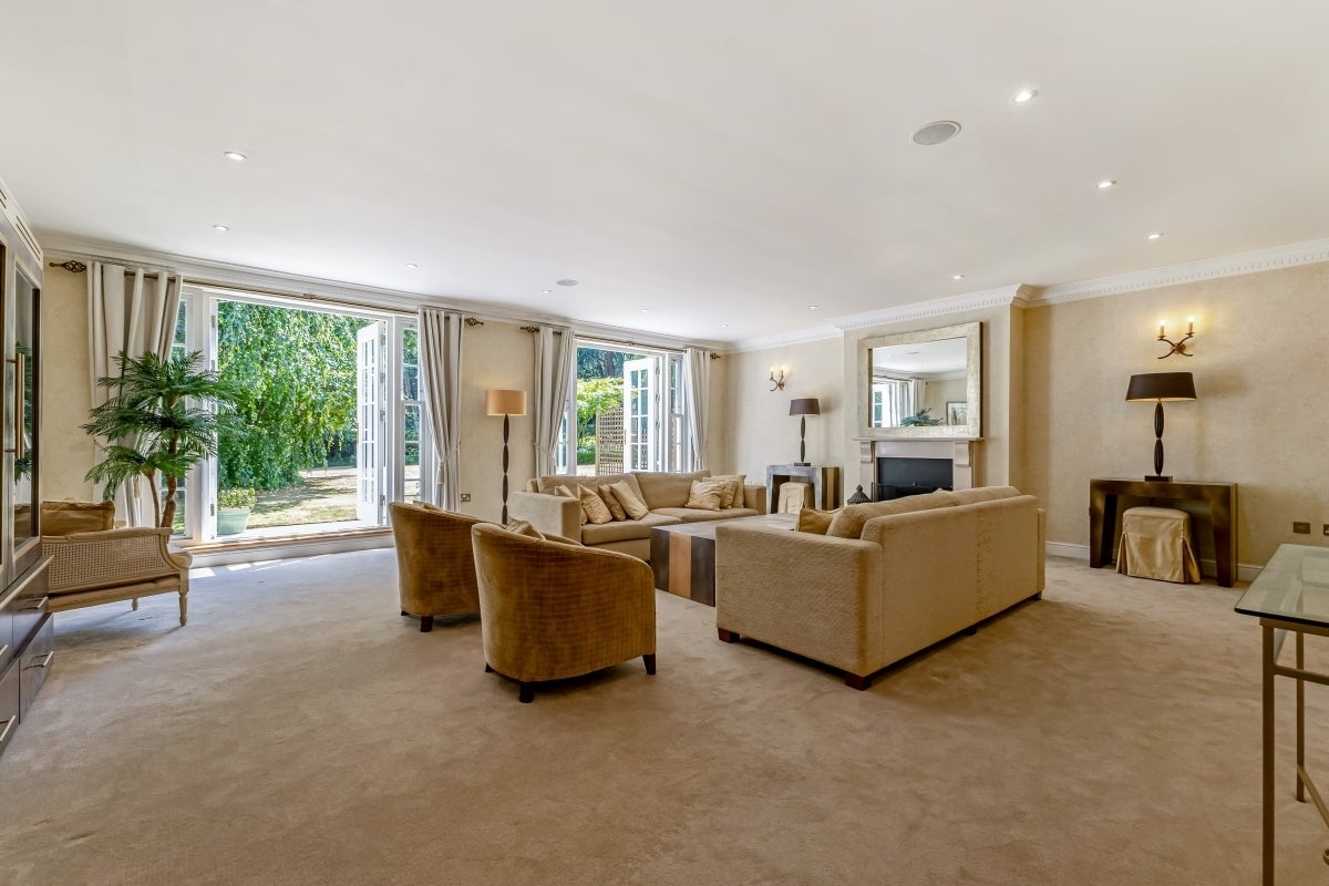 Flat Brookshill Drive in Greater London
