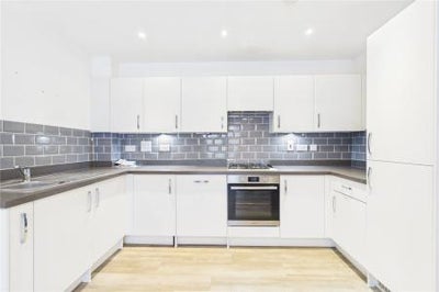 Flat Newburgh Crescent in Shinfield