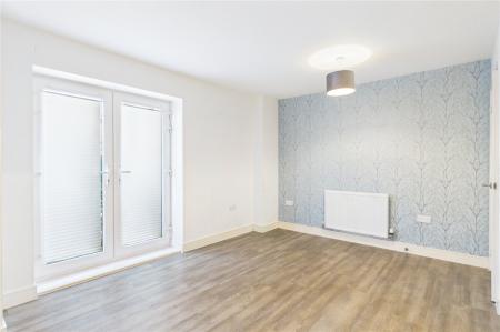 Flat Newburgh Crescent in Shinfield