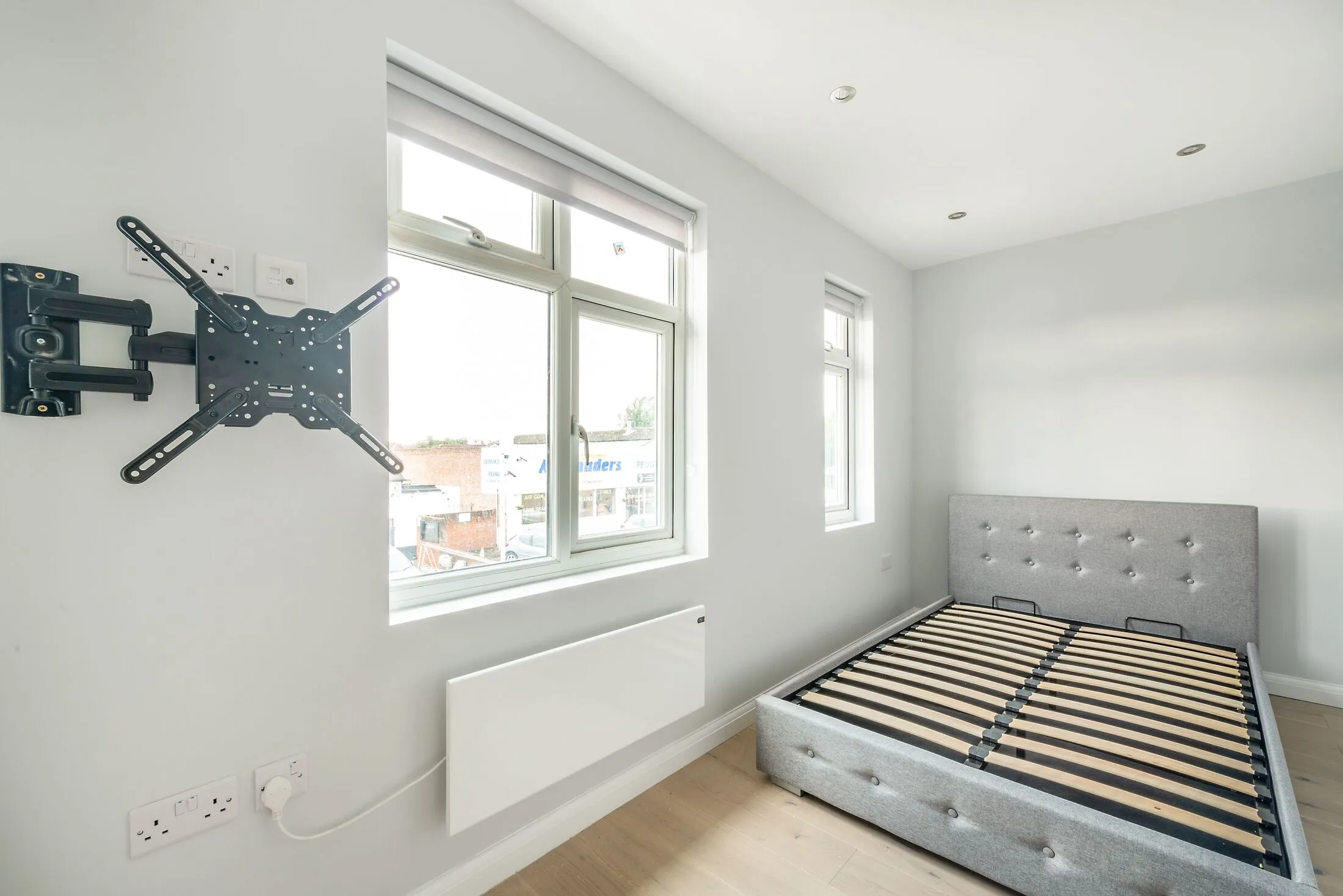 Flat Kneller Road in Greater London