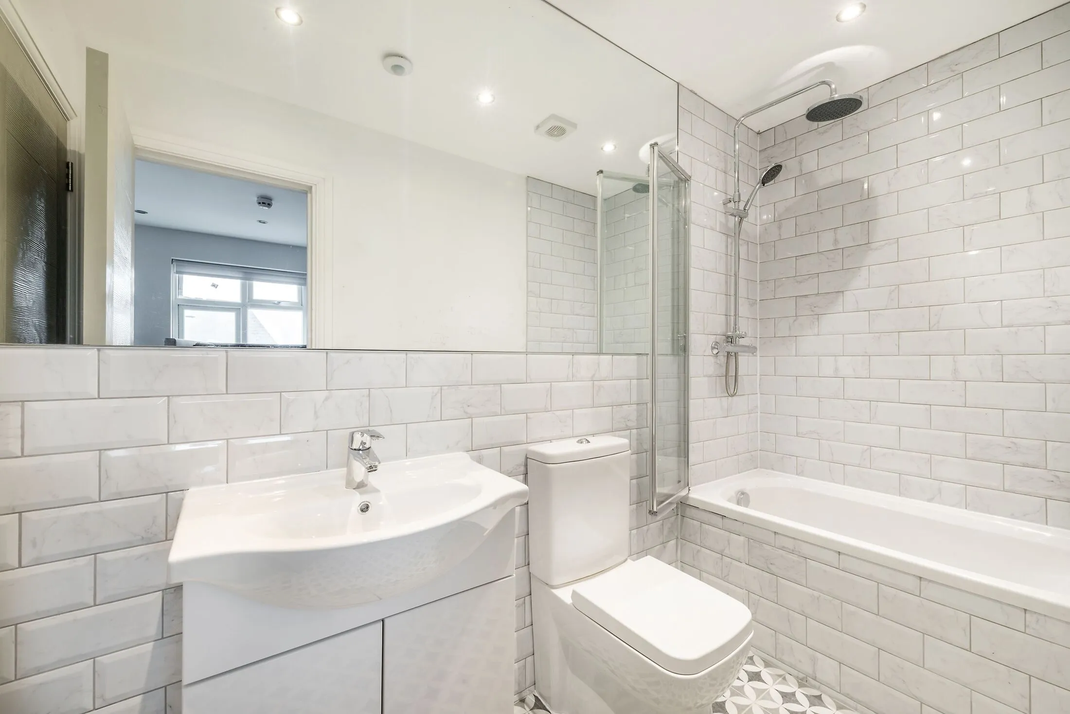 Flat Kneller Road in Greater London