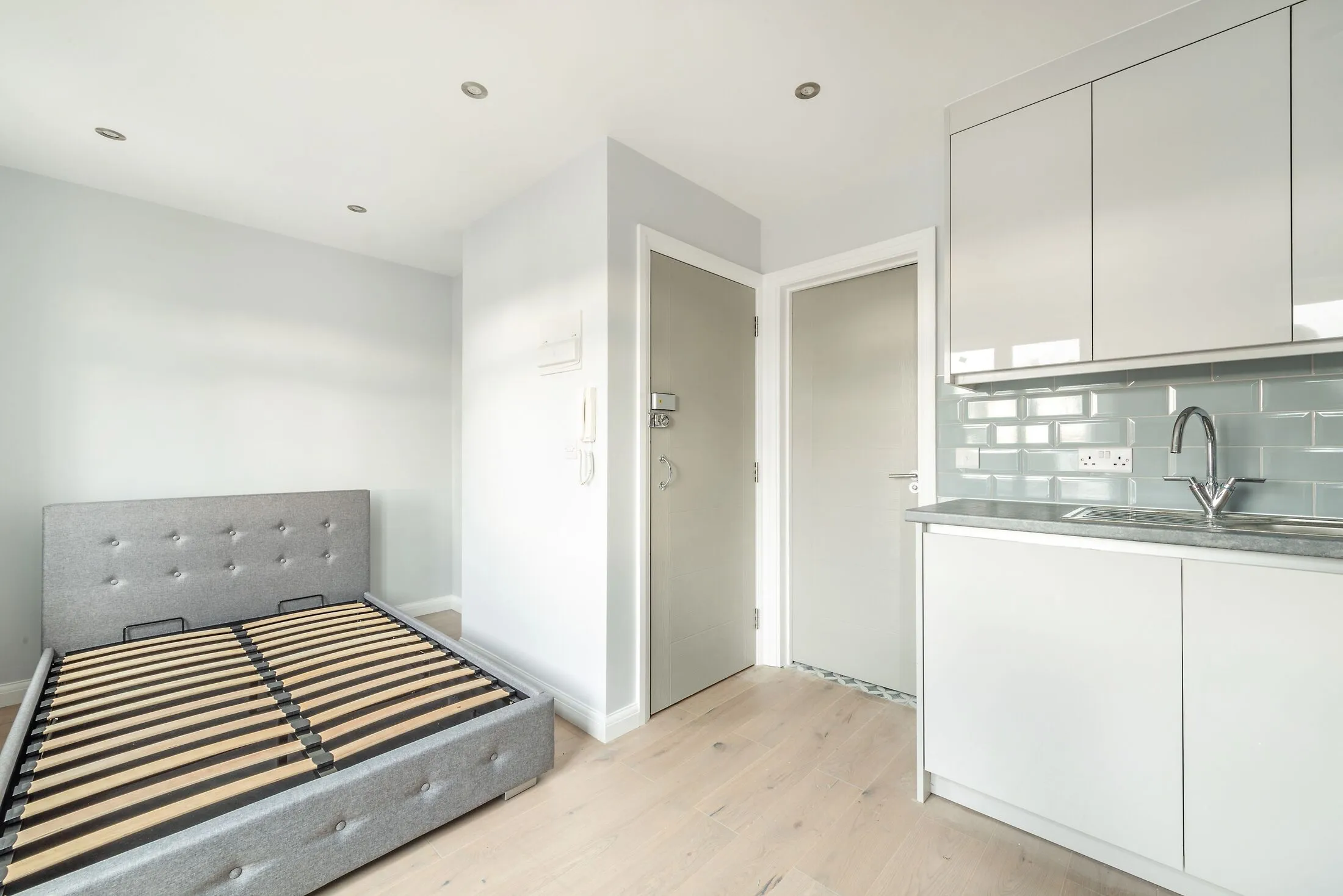 Flat Kneller Road in Greater London