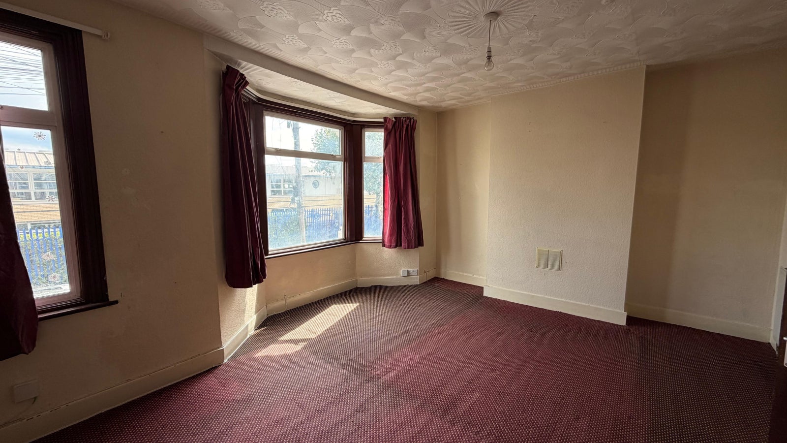 Flat Fourth Avenue in Greater London
