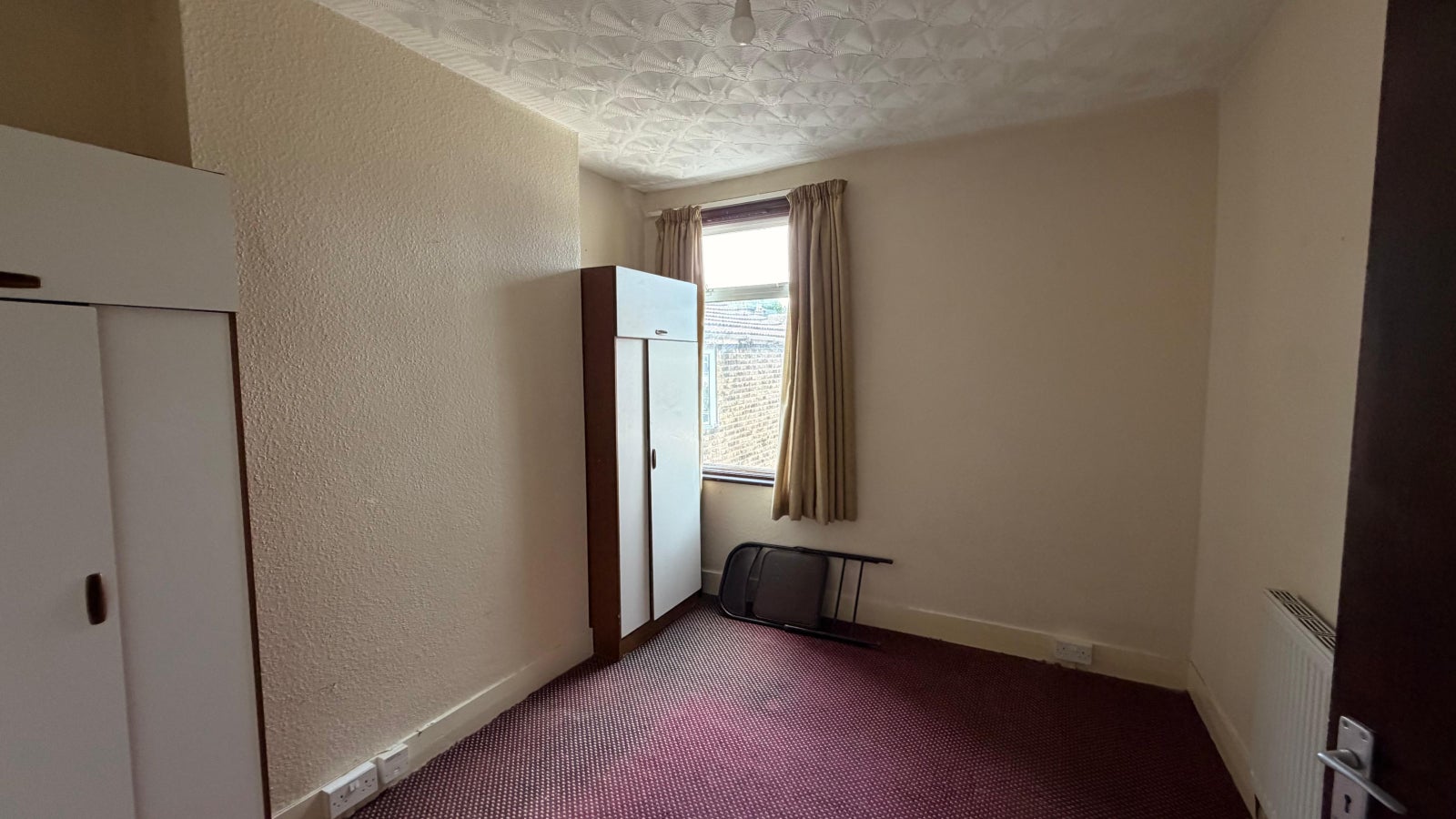 Flat Fourth Avenue in Greater London