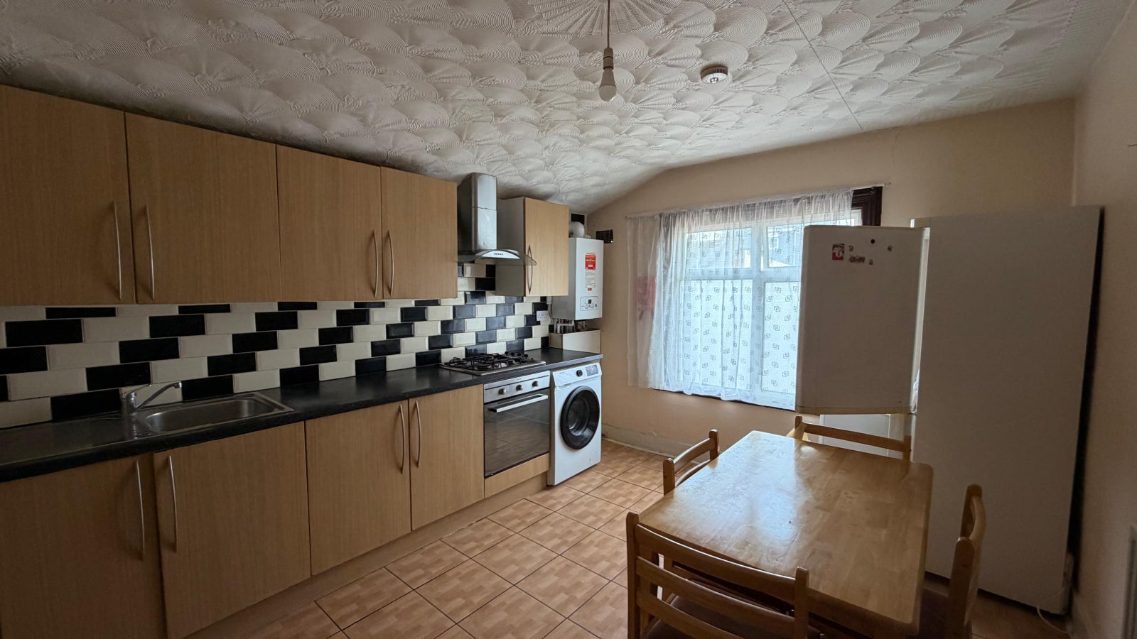 Flat Fourth Avenue in Greater London