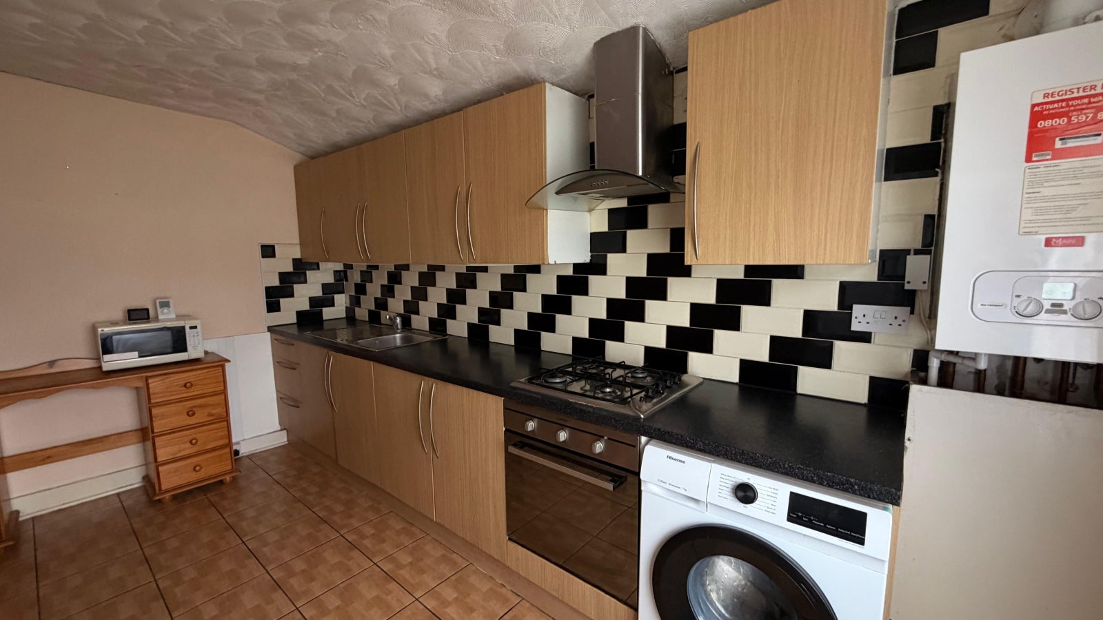 Flat Fourth Avenue in Greater London