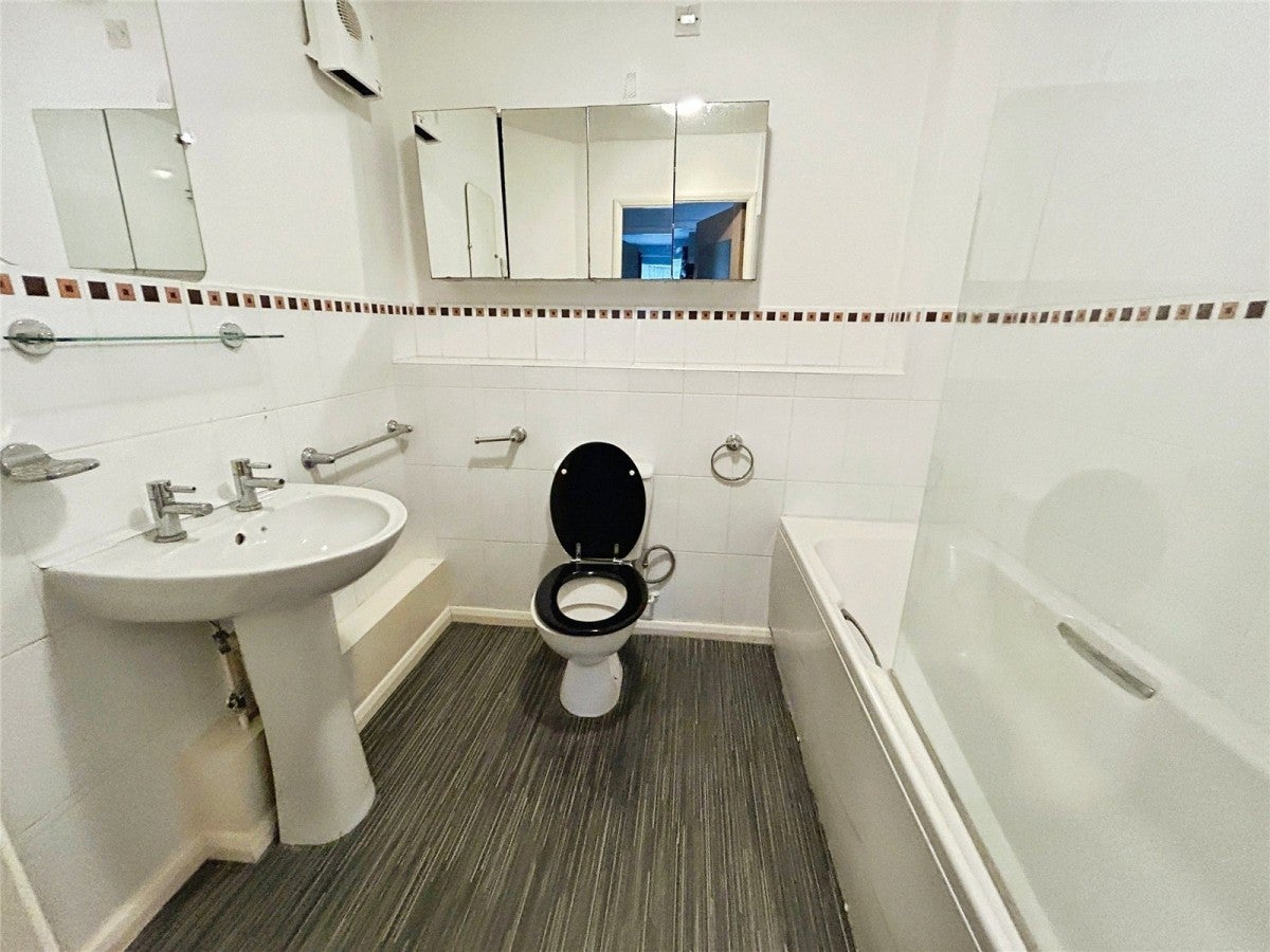 Flat Pipkin Court in Coventry