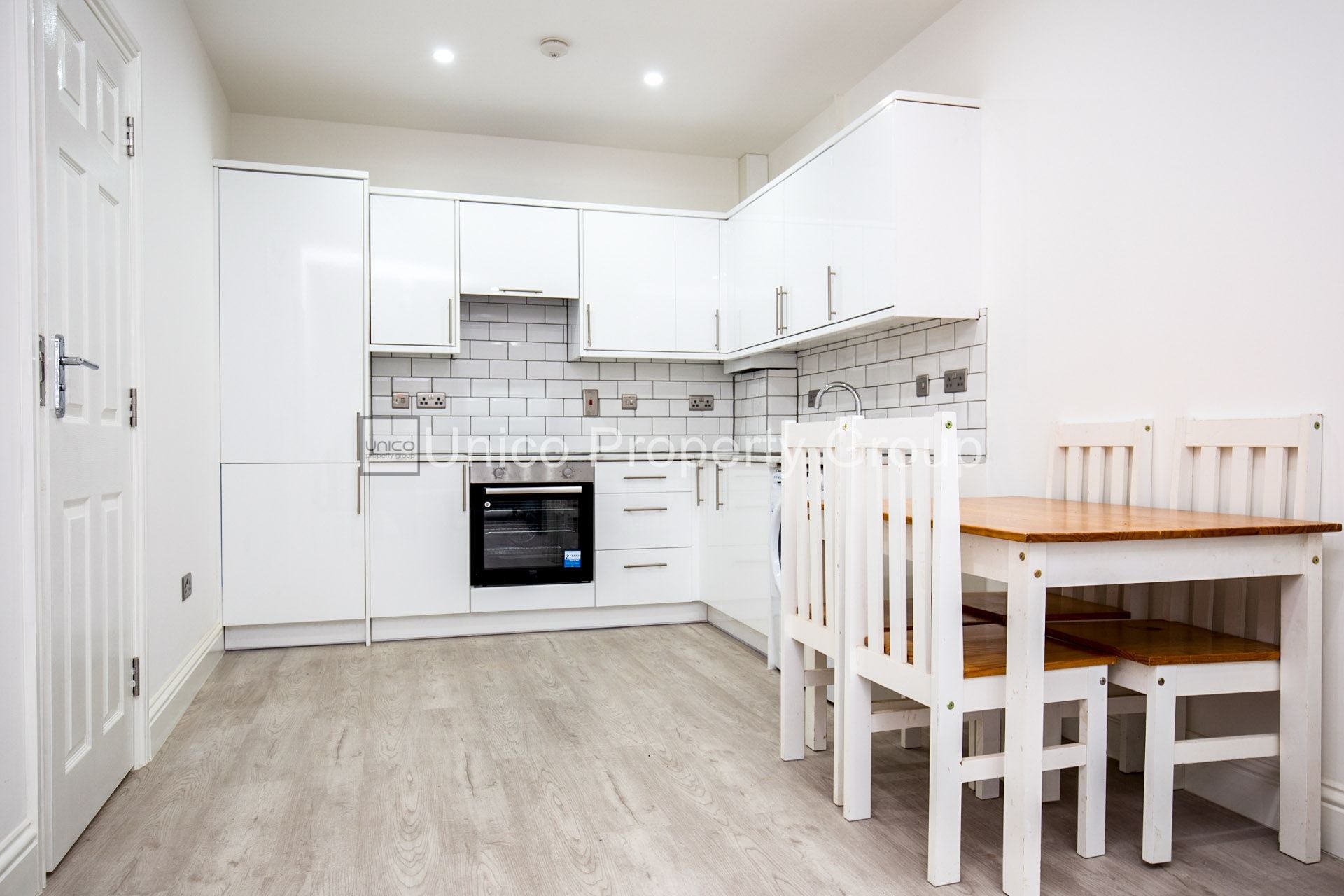 Flat Eastern Avenue in Greater London