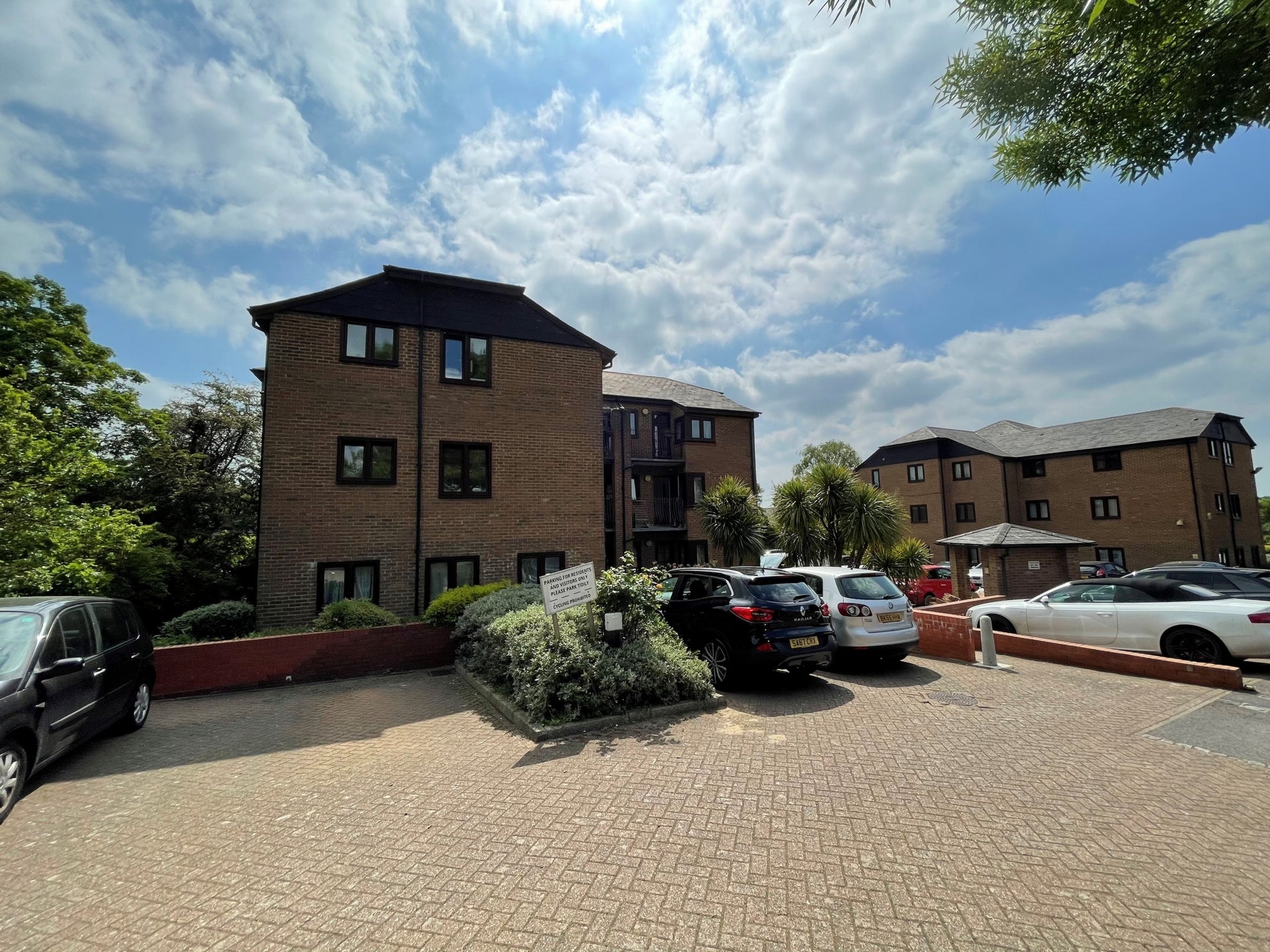 Flat Cedar Close in Epping Forest