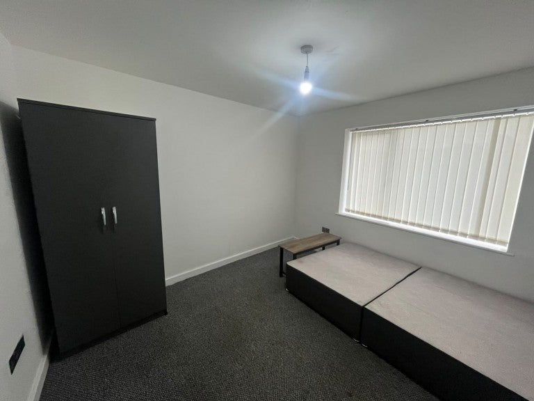 Flat Dryden Avenue in Cheadle