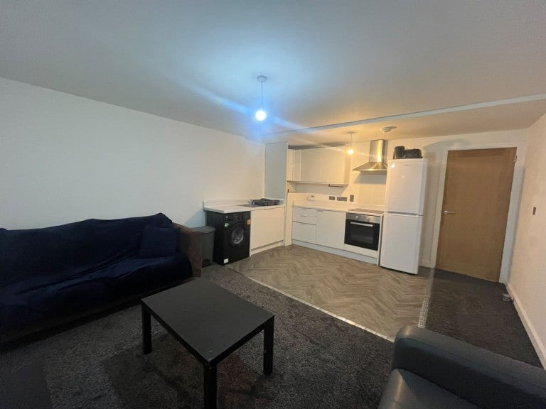 Flat Dryden Avenue in Cheadle