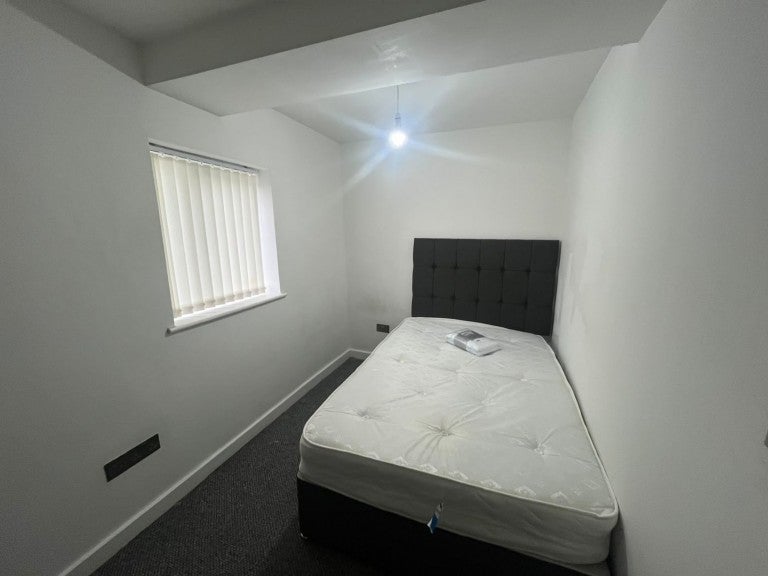 Flat Dryden Avenue in Cheadle