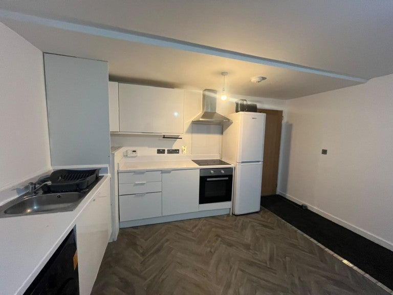 Flat Dryden Avenue in Cheadle
