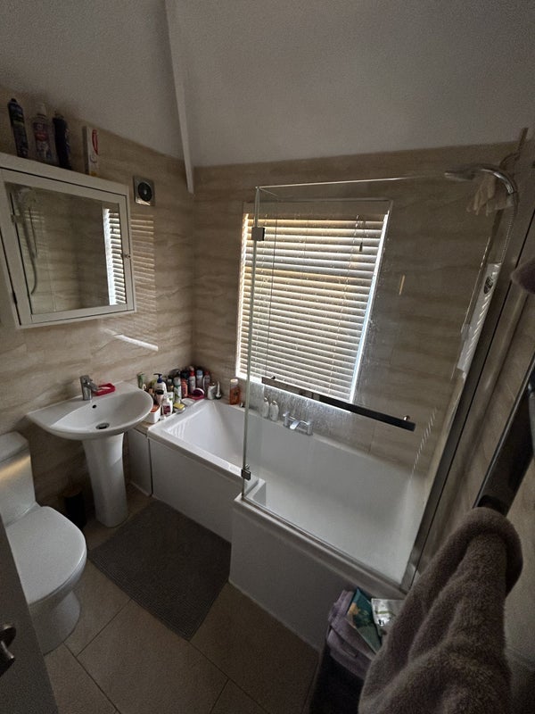 Room Alan Road in Manchester