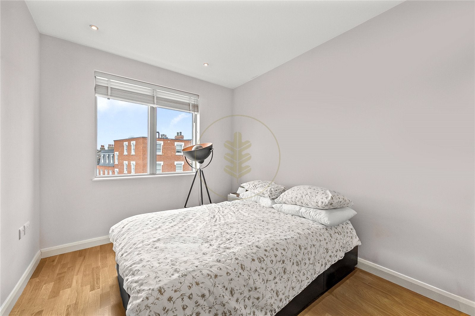 Flat Fortune Green Road in Greater London