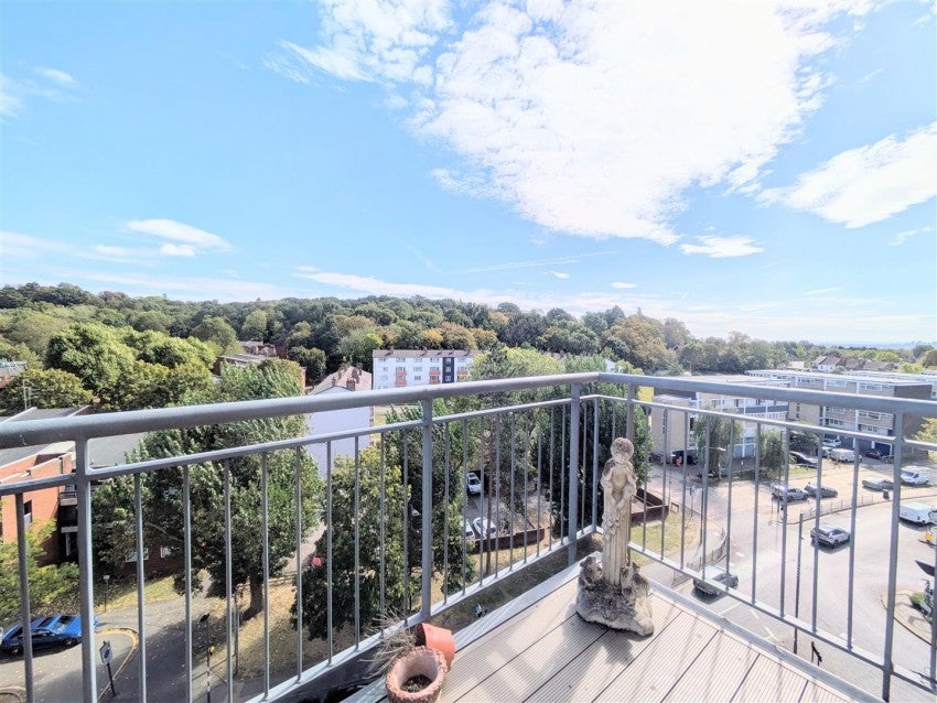 Flat Northolt Road in Greater London