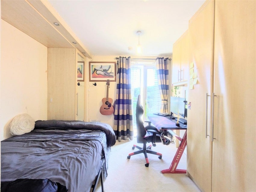 Flat Northolt Road in Greater London