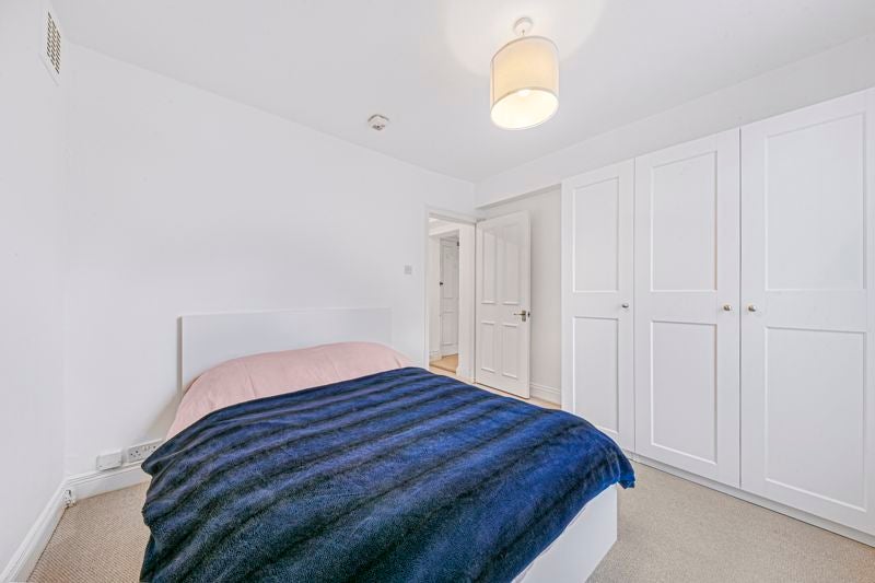 Flat Northcote Road in Greater London