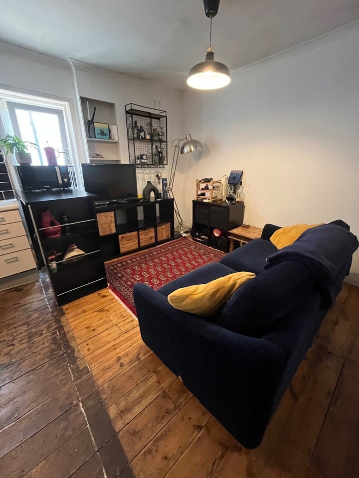 Flat Oakdale Road in Greater London