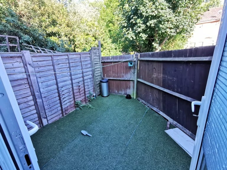 Flat Garrick Drive in Greater London