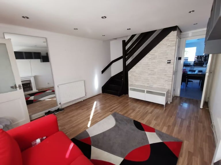 Flat Garrick Drive in Greater London