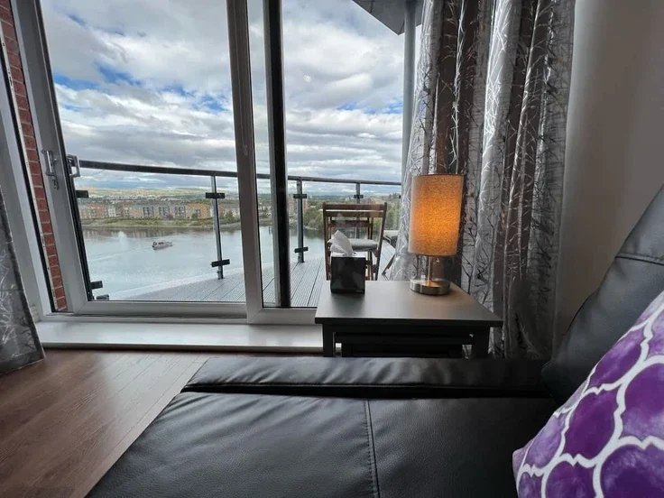Flat Cardon Square in Renfrew