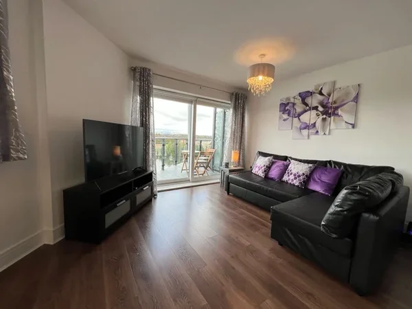 Flat Cardon Square in Renfrew