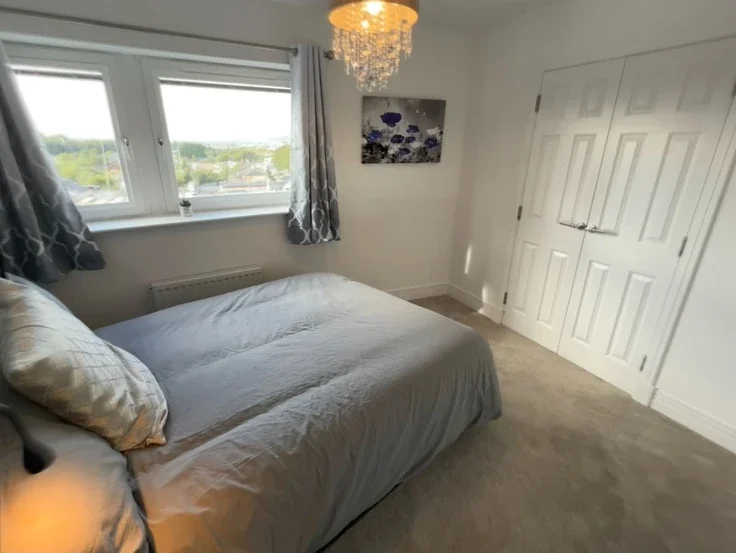 Flat Cardon Square in Renfrew