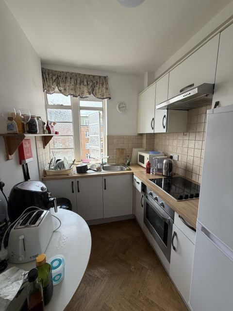 Room Logan Place in Greater London