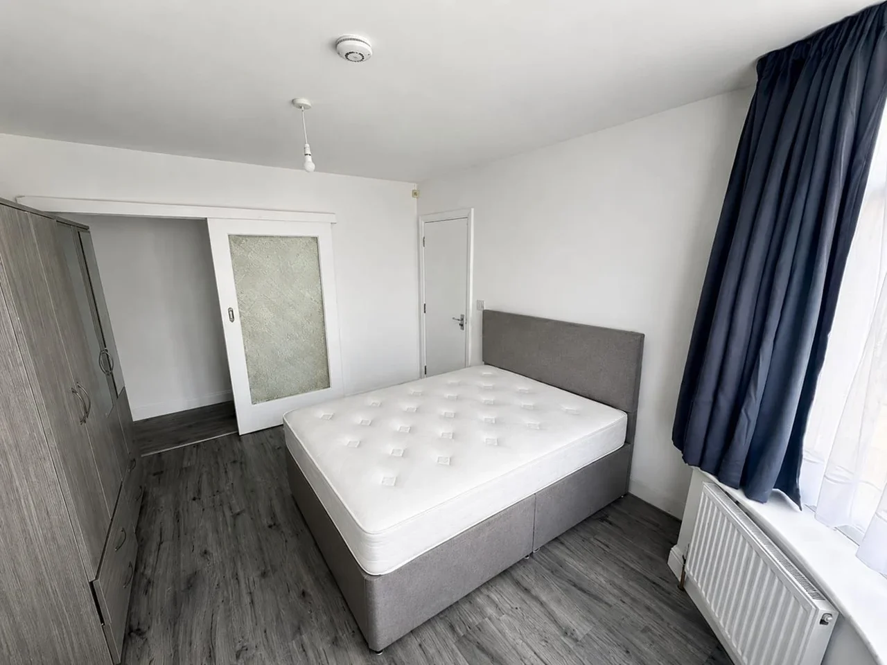 Room Roch Avenue in Greater London