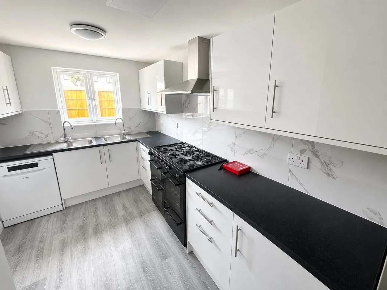 Room Roch Avenue in Greater London