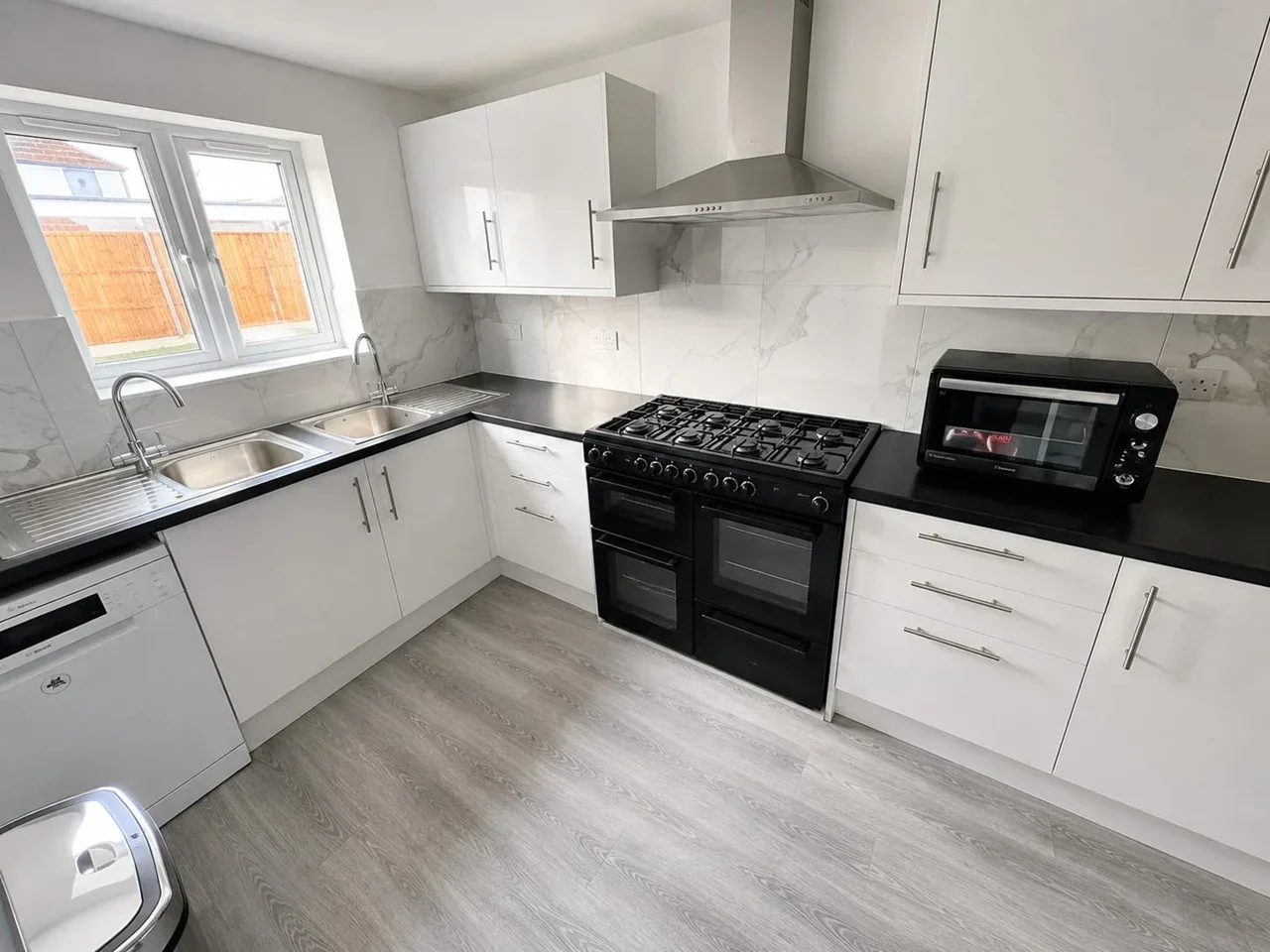 Room Roch Avenue in Greater London