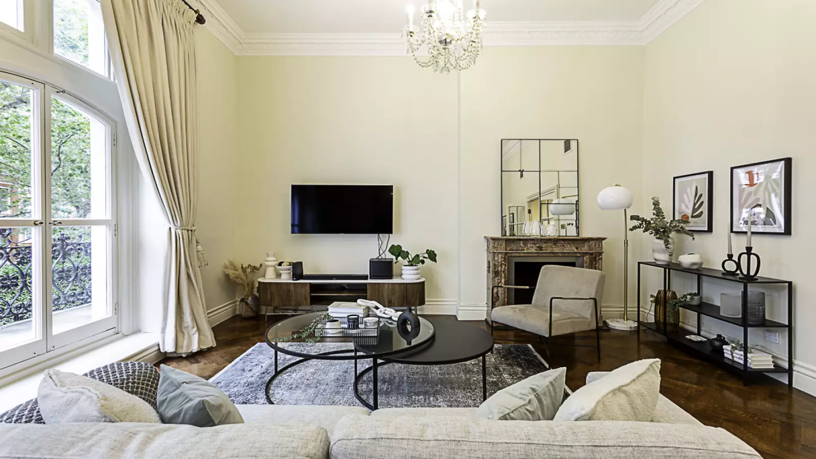 Flat Kensington Court in Greater London
