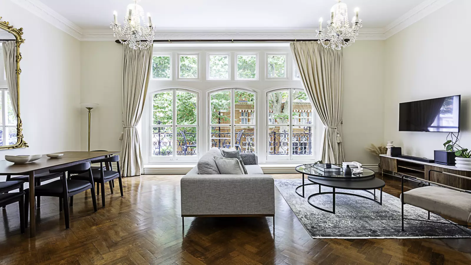 Flat Kensington Court in Greater London