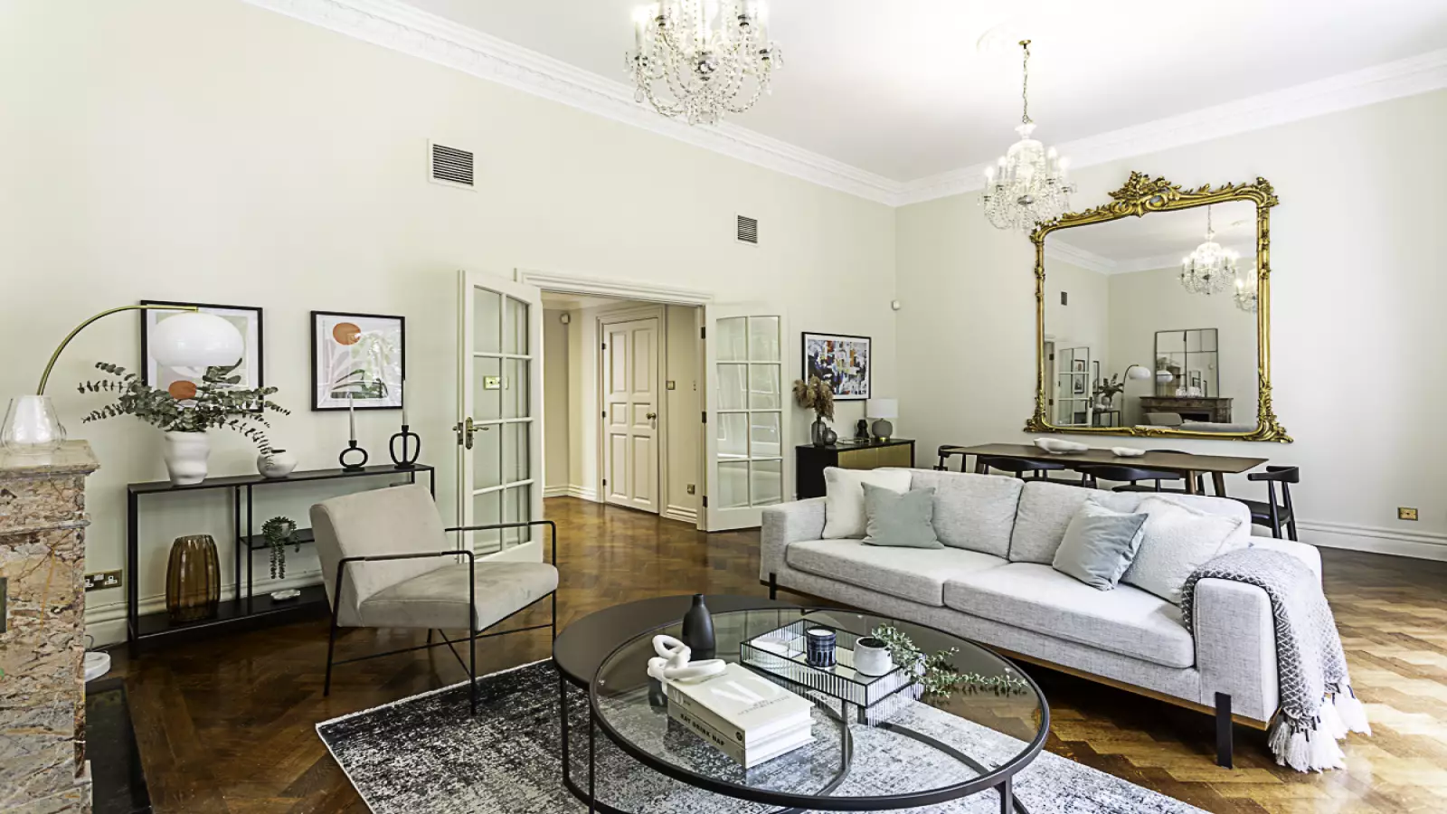 Flat Kensington Court in Greater London