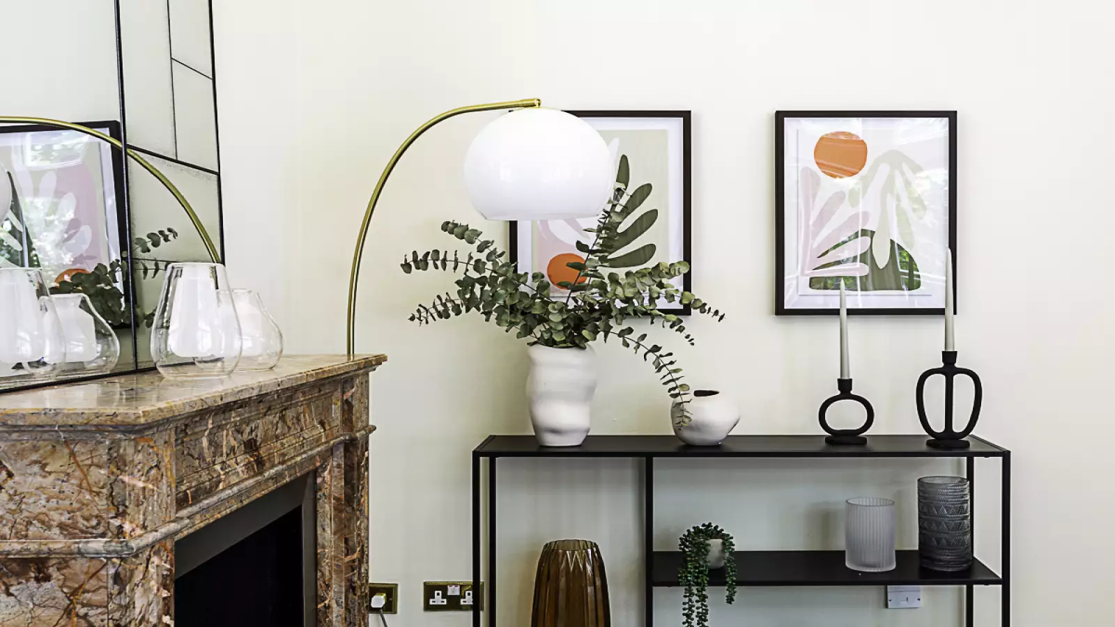 Flat Kensington Court in Greater London