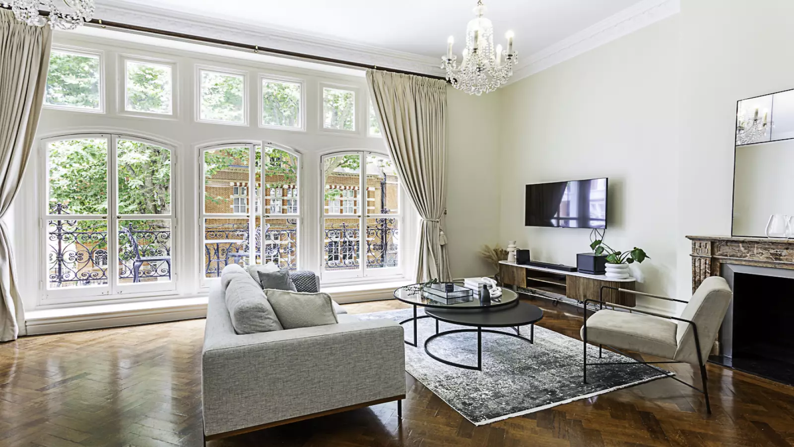 Flat Kensington Court in Greater London