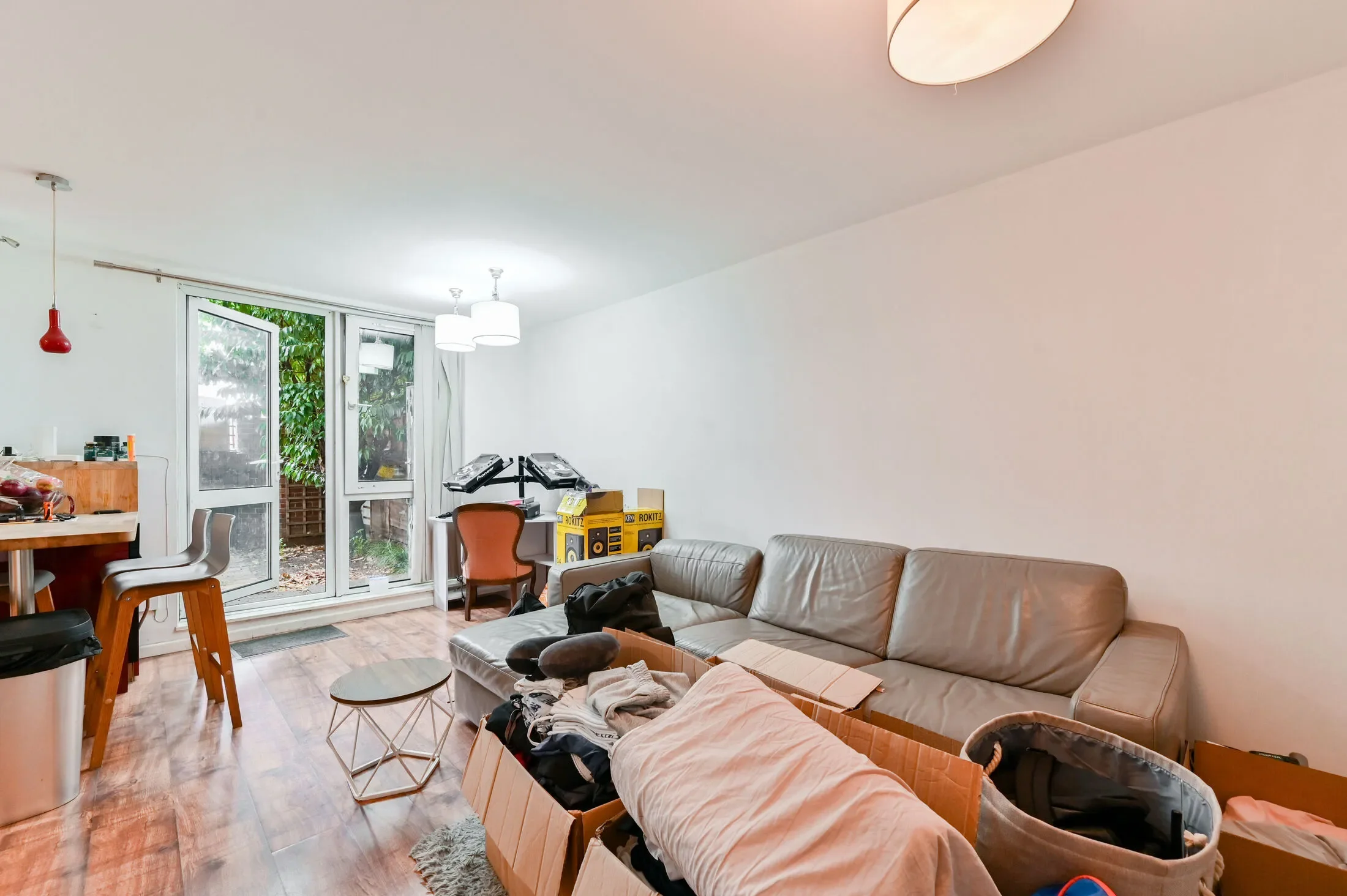 Flat Wallis Close in Greater London