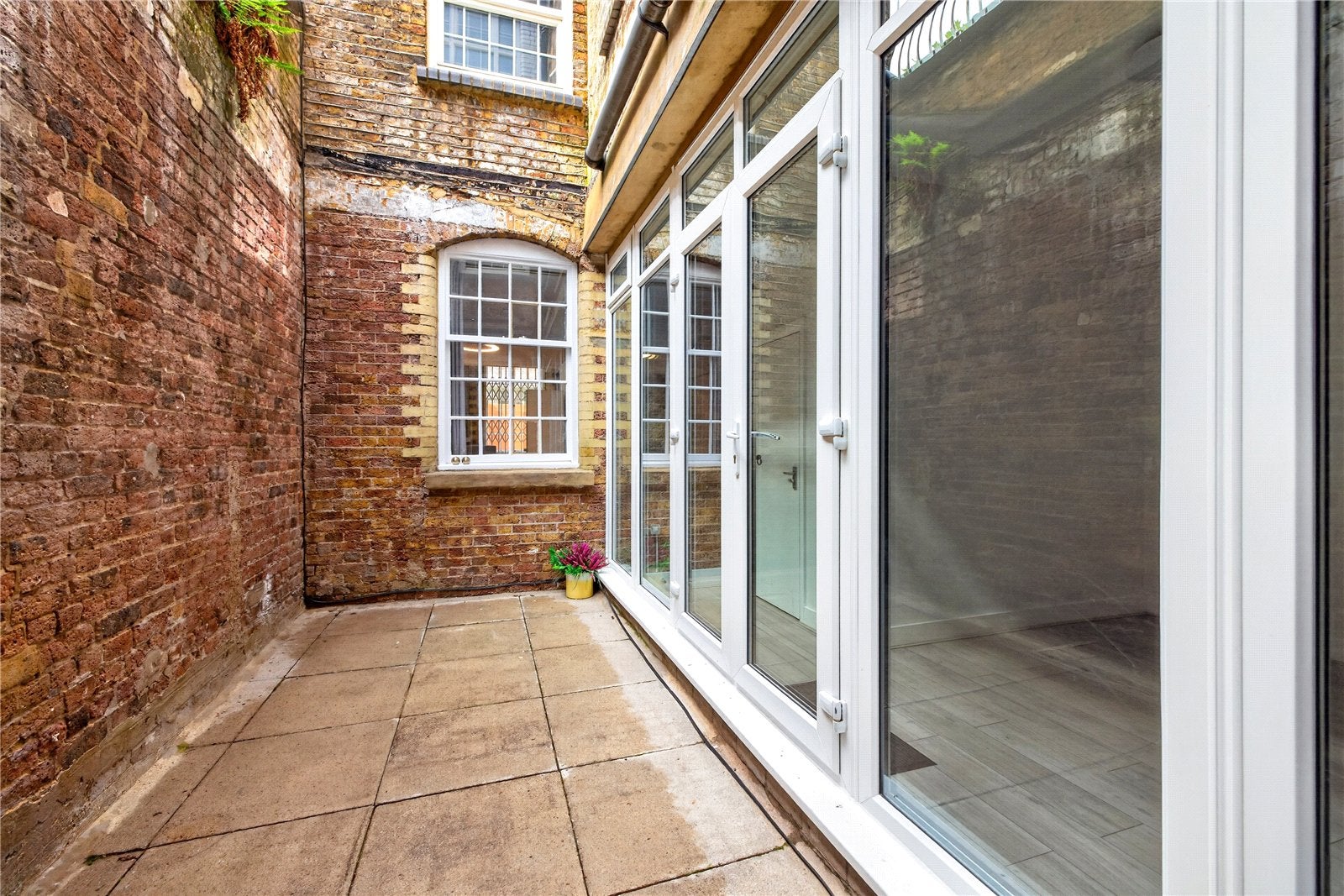 Flat Netley Street in Greater London
