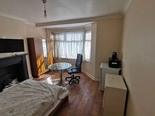 Room Bonnersfield Lane in Greater London