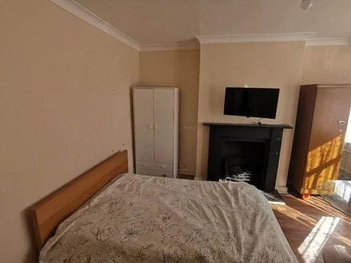 Room Bonnersfield Lane in Greater London