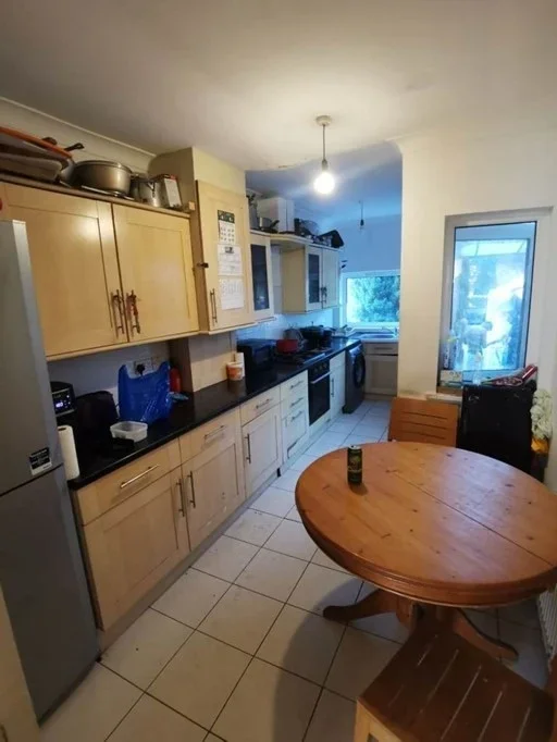 Room Bonnersfield Lane in Greater London