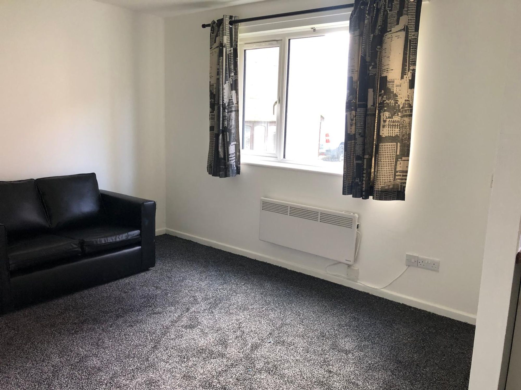 Flat Collingwood Avenue in Newport