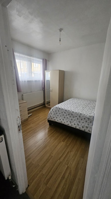 Room Deverell Street in Greater London